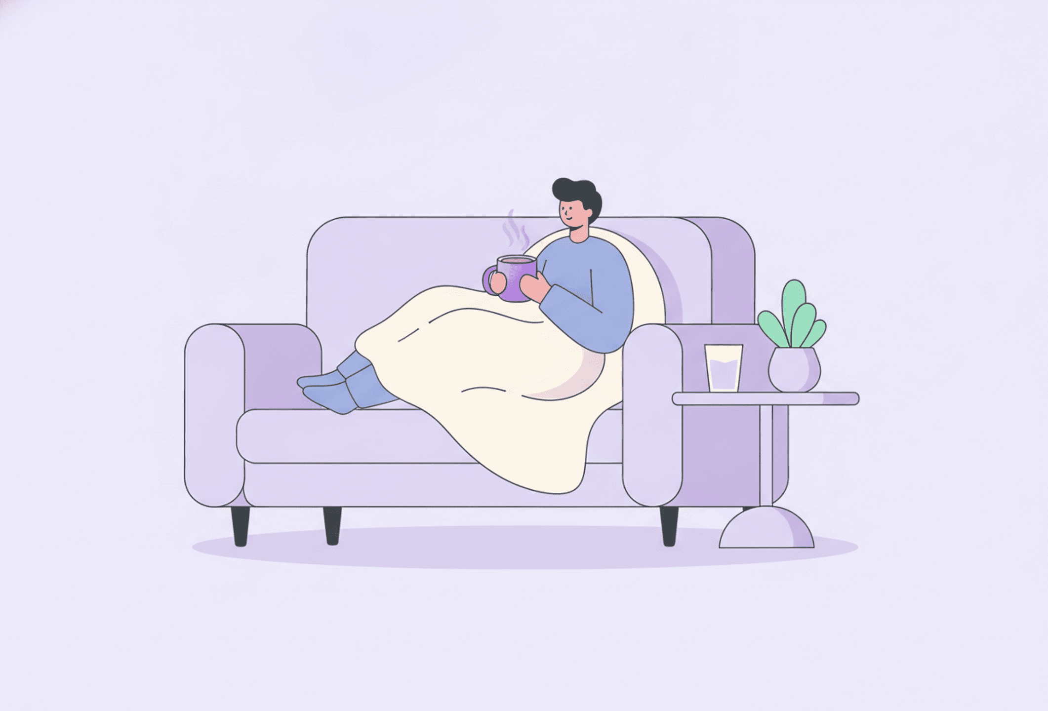 Eine Person zusammengerollt auf einem Sofa mit einer warmen Tasse und einer Decke, einem Glas Wasser und einer kleinen Pflanze daneben im weichen Abendlicht.